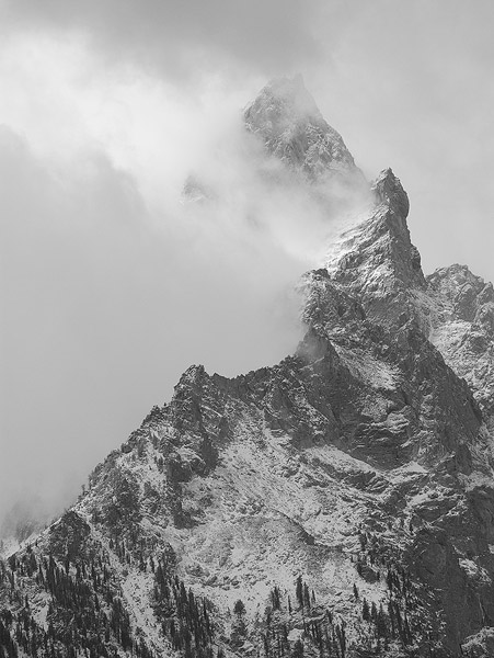 Tewinot emerges from the clouds as&nbsp; an early fall snowstorm clears out